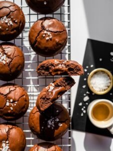 Read more about the article Crinkle & Fudge: Salted Brownie Cookies