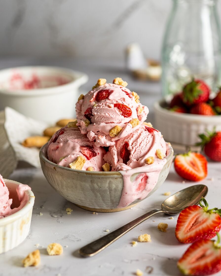 You are currently viewing No-Churn Strawberry Cheesecake Ice Cream Recipe