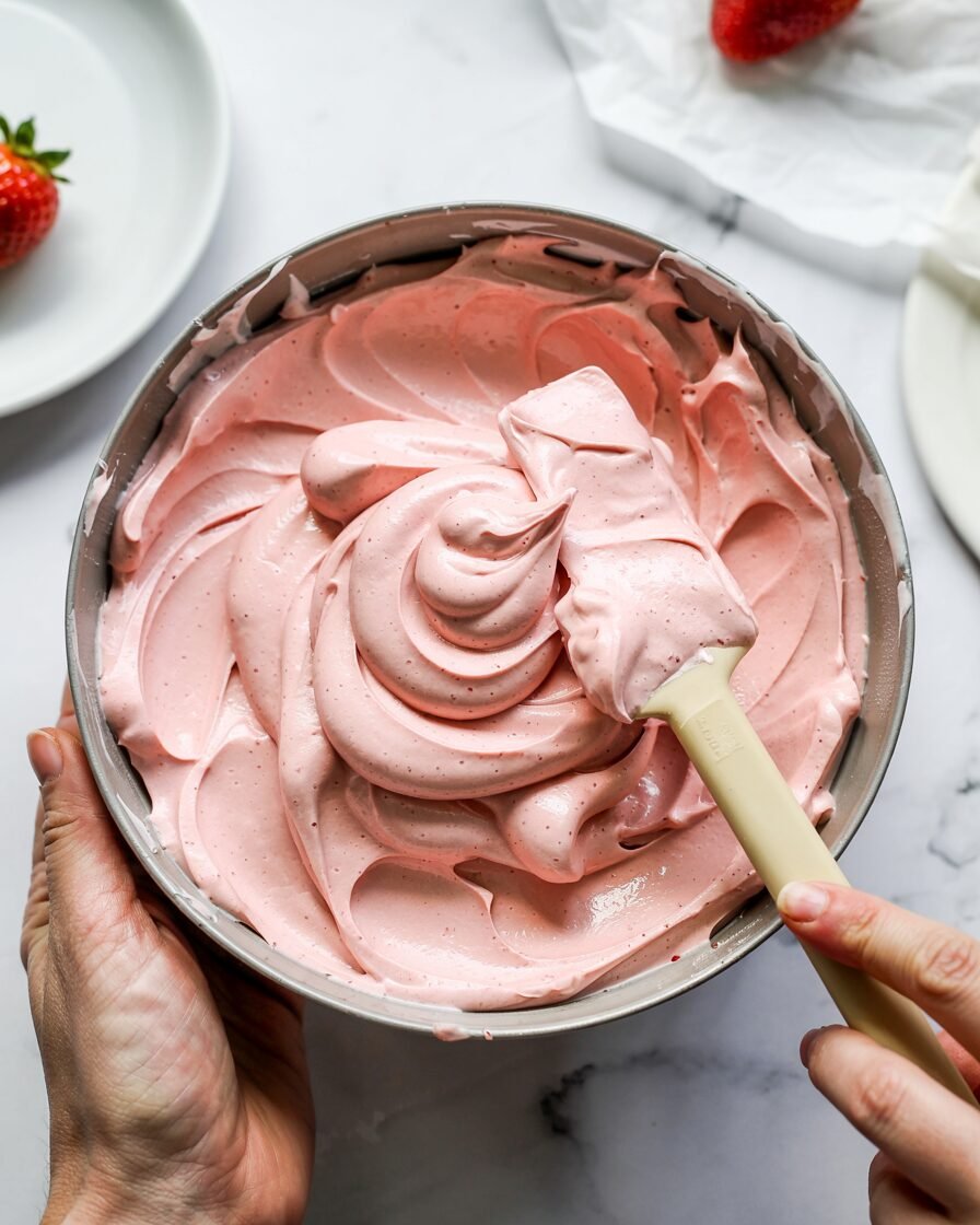 You are currently viewing Fresh Strawberry Buttercream Recipe